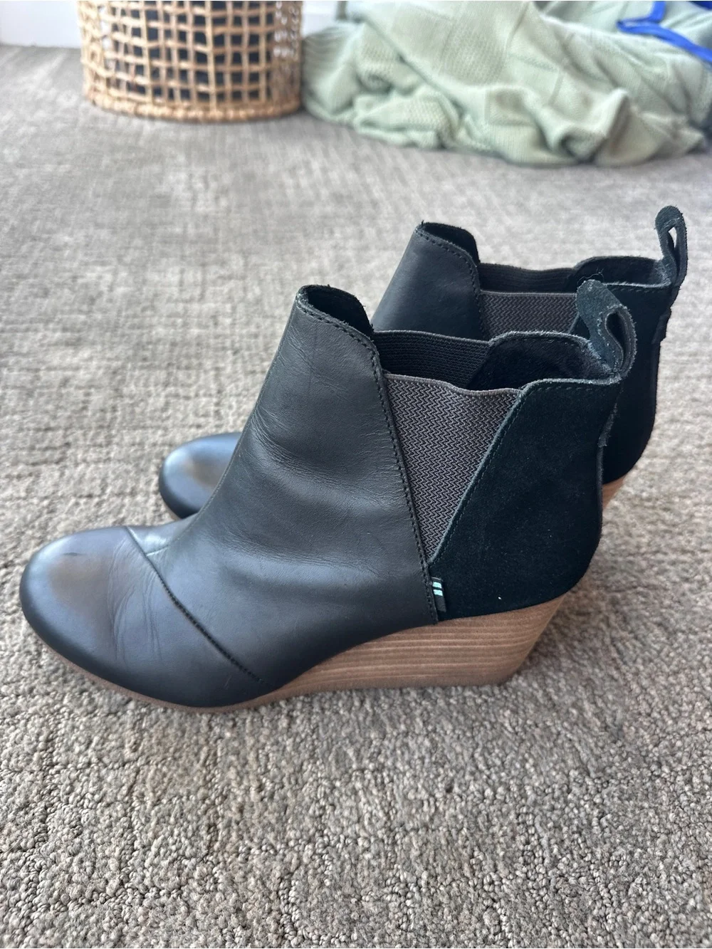 TOMS Black Leather Suede Chelsea Wedge Ankle Bootie Boho Chic - Size 7.5